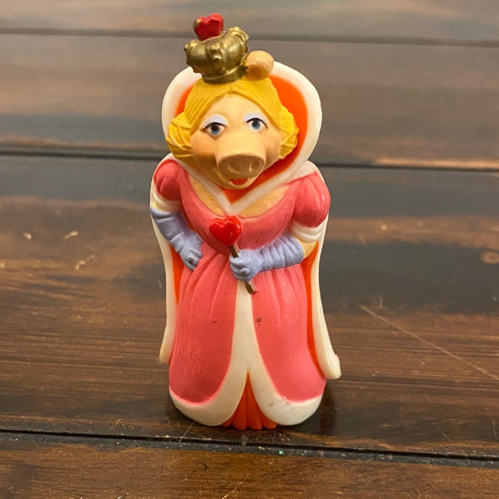 Vintage 1981 Hallmark Miss Piggy Queen of Hearts Miniature